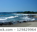 波浪在海岸上擊敗 129829964