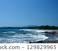 波浪在海岸上擊敗 129829965