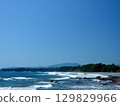 波浪在海岸上擊敗 129829966