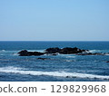 波浪在海岸上擊敗 129829968