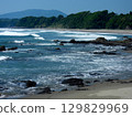 波浪在海岸上擊敗 129829969
