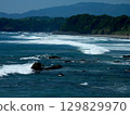 波浪在海岸上擊敗 129829970