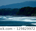 波浪在海岸上擊敗 129829972