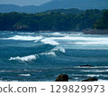 波浪在海岸上擊敗 129829973