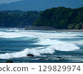 波浪在海岸上擊敗 129829974