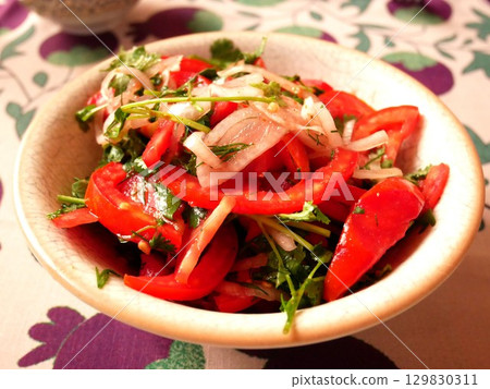 Achikchuk, a traditional Uzbek dish 129830311