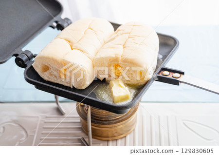 在熱三明治機中烘烤的雞蛋三明治 在熱三明治機中烘烤的雞蛋三明治 129830605