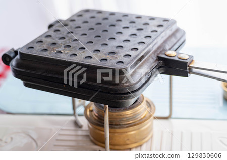 用熱三明治機烹飪 用熱三明治機烹飪 129830606