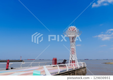 上海寶山濱江邊的藝術燈塔 上海寶山濱江邊的藝術燈塔 129830931