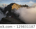 從唐澤山望去，奧穗高山和穗高山莊沐浴在夕陽之中 129831187