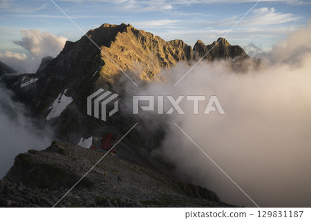 從唐澤山望去,奧穗高山和穗高山莊沐浴在夕陽之中 從唐澤山望去,奧穗高山和穗高山莊沐浴在夕陽之中 129831187