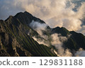 雲霧繚繞的穗高山脈 129831188