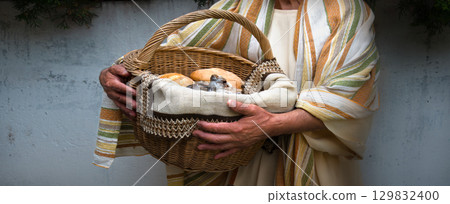 Old man with ancient basket 129832400