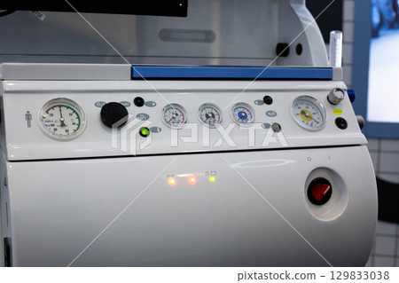 Anesthesia ventilator for general anesthesia used in medical settings. Control gas flow, including oxygen and nitrogen, ensuring proper ventilation during surgeries or medical procedures 129833038