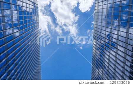 仰望摩天大樓間的藍天白雲 129833056