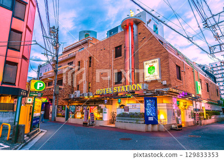 東京都市風景在日本旅館街道等看法在Uguisudani駐地前面 129833353