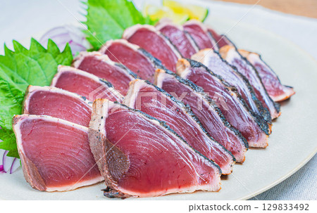 Seared bonito 129833492