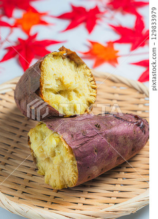 烤地瓜:秋天的味道,地瓜的香甜,紅葉的色彩 烤地瓜:秋天的味道,地瓜的香甜,紅葉的色彩 129833979