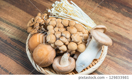 什錦菇：香菇、姬菇、金針菇、舞茸、杏鮑菇 129833981