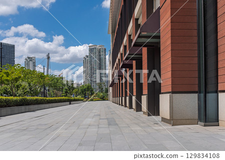 A tranquil escape from the urban landscape 129834108