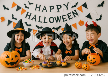 孩子們享受萬聖節服裝 孩子們享受萬聖節服裝 129834252