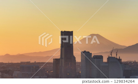 無人機空中拍攝的現代城市和富士山 129834264