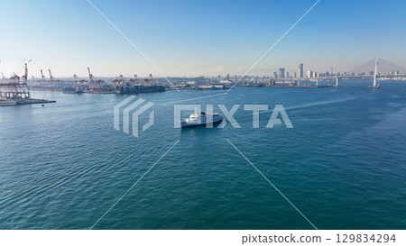 無人機鳥瞰港口城市和船舶 129834294