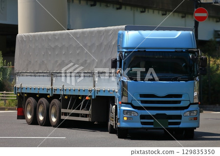 Image of a trailer turning right at an intersection 129835350