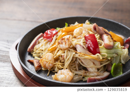 Seafood fried noodle 129835819