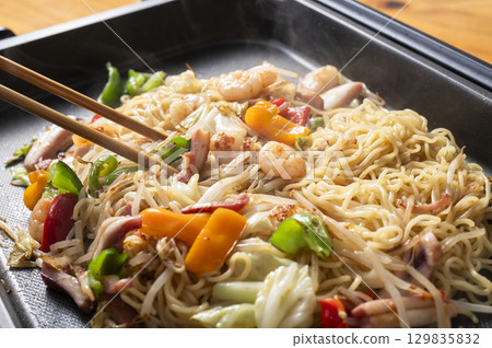 Salt-fried noodles on a hot plate 129835832