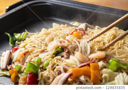 Salt-fried noodles on a hot plate 129835835