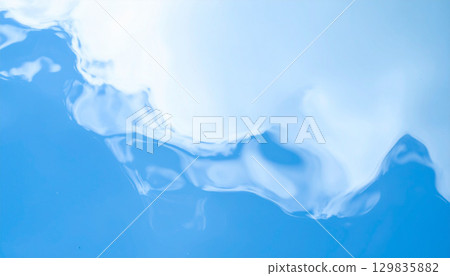 水面波光粼粼,倒映著雲彩,美不勝收 水面波光粼粼,倒映著雲彩,美不勝收 129835882