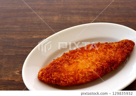 餐桌背景炸白魚 129835932