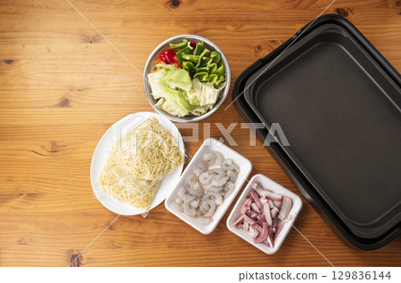 炒麵的鐵板和配料 炒麵的鐵板和配料 129836144
