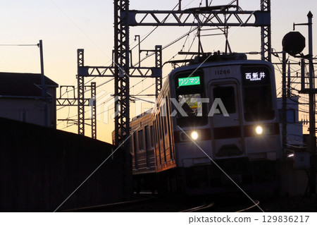 Tobu Daishi Line 10050 series train at dusk (single-man operation: Nishiarai ⇔ Daishimae) 129836217