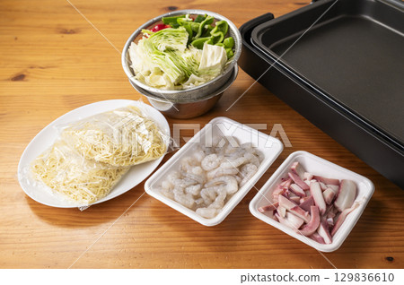 炒麵的鐵板和配料 炒麵的鐵板和配料 129836610