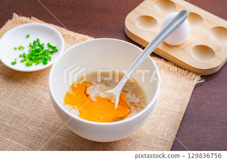 Making porridge with rolled oats Making porridge with rolled oats 129836756