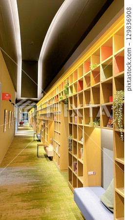 溫泉旅館裡令人放鬆的書架走廊 129836908