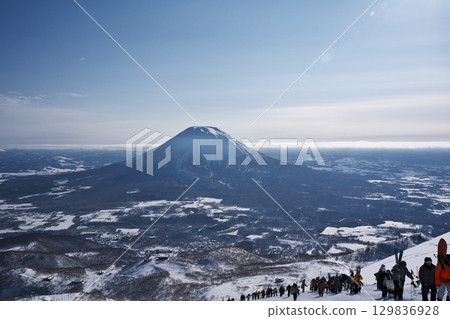 人們在滑雪場管理區外從新雪谷東急大比羅夫滑雪場爬到新雪谷安努普利，背景是羊蹄山 129836928