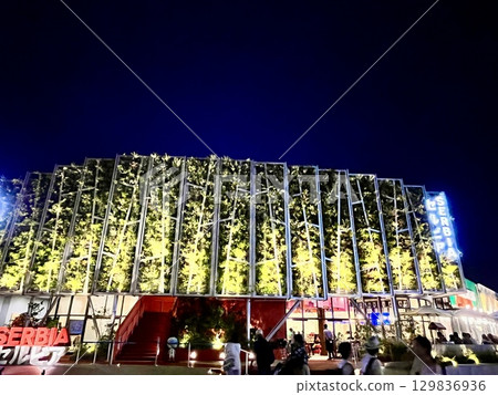 2025年大阪關西世博會：燈光璀璨的塞爾維亞館 129836936