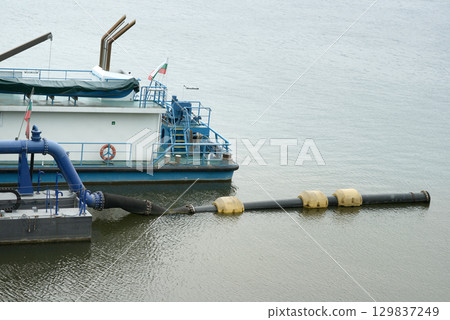 Hydraulic Dredging Vessel Operating with Floating Pipelines 129837249