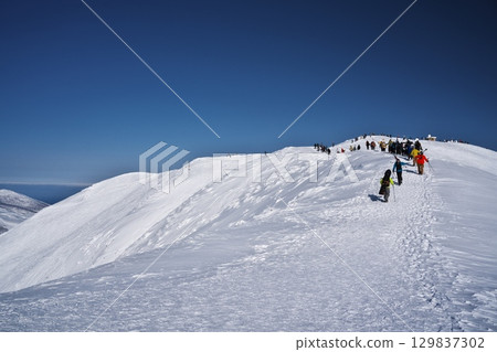 滑雪場管理區外,人們從新雪谷東急大比羅夫滑雪場爬到新雪谷安努普利 滑雪場管理區外,人們從新雪谷東急大比羅夫滑雪場爬到新雪谷安努普利 129837302