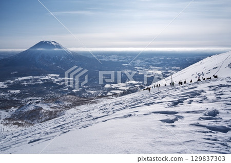 滑雪場管理區外,人們從新雪谷東急大比羅夫滑雪場爬到新雪谷安努普利 滑雪場管理區外,人們從新雪谷東急大比羅夫滑雪場爬到新雪谷安努普利 129837303