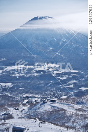 隆冬時節，從新雪谷安努普利山頂附近眺望羊蹄山 129837633