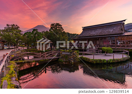 忍野八海與富士山日落 129839514