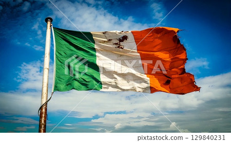 一面破舊不堪的愛爾蘭國旗 一面破舊不堪的愛爾蘭國旗 129840231
