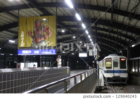 東武大師線 8000 系列列車夜間停放在大師前站 東武大師線 8000 系列列車夜間停放在大師前站 129840243