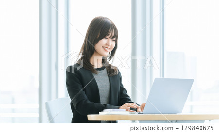 Woman using a computer / business woman Woman using a computer / business woman 129840675