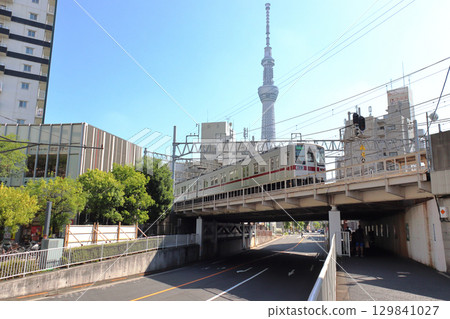 東京晴空塔和東武龜戶線10050系列列車 129841027