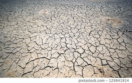 Cracked soil is creating a drought in Crimea 129841914
